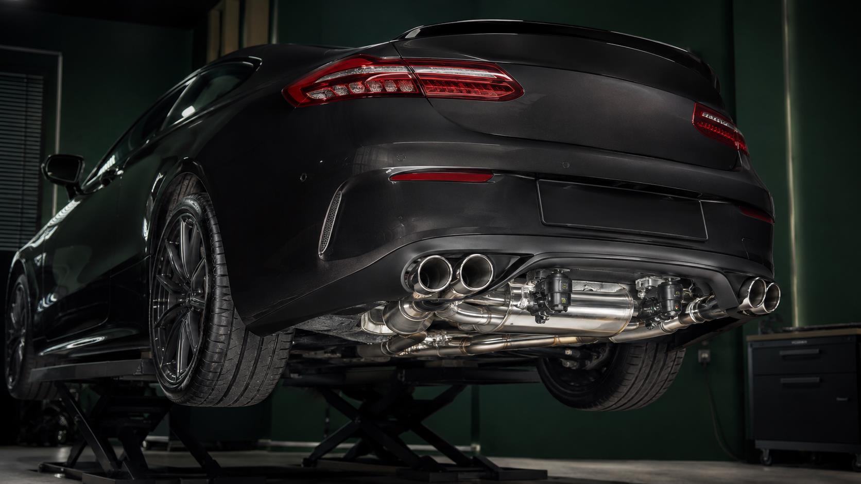 Управляемая выхлопная система с клапанами в студии Prive Car Club